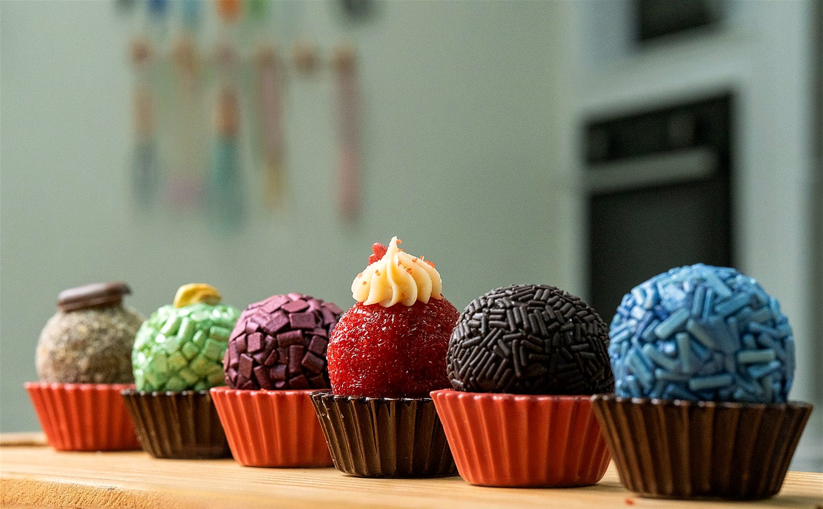 Brigadeiros coloridos em fileira