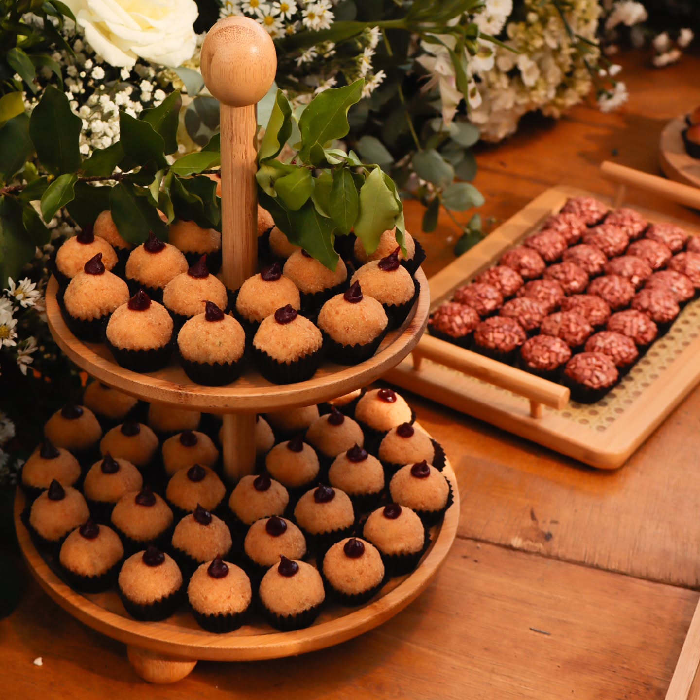 Doces entre flores brancas