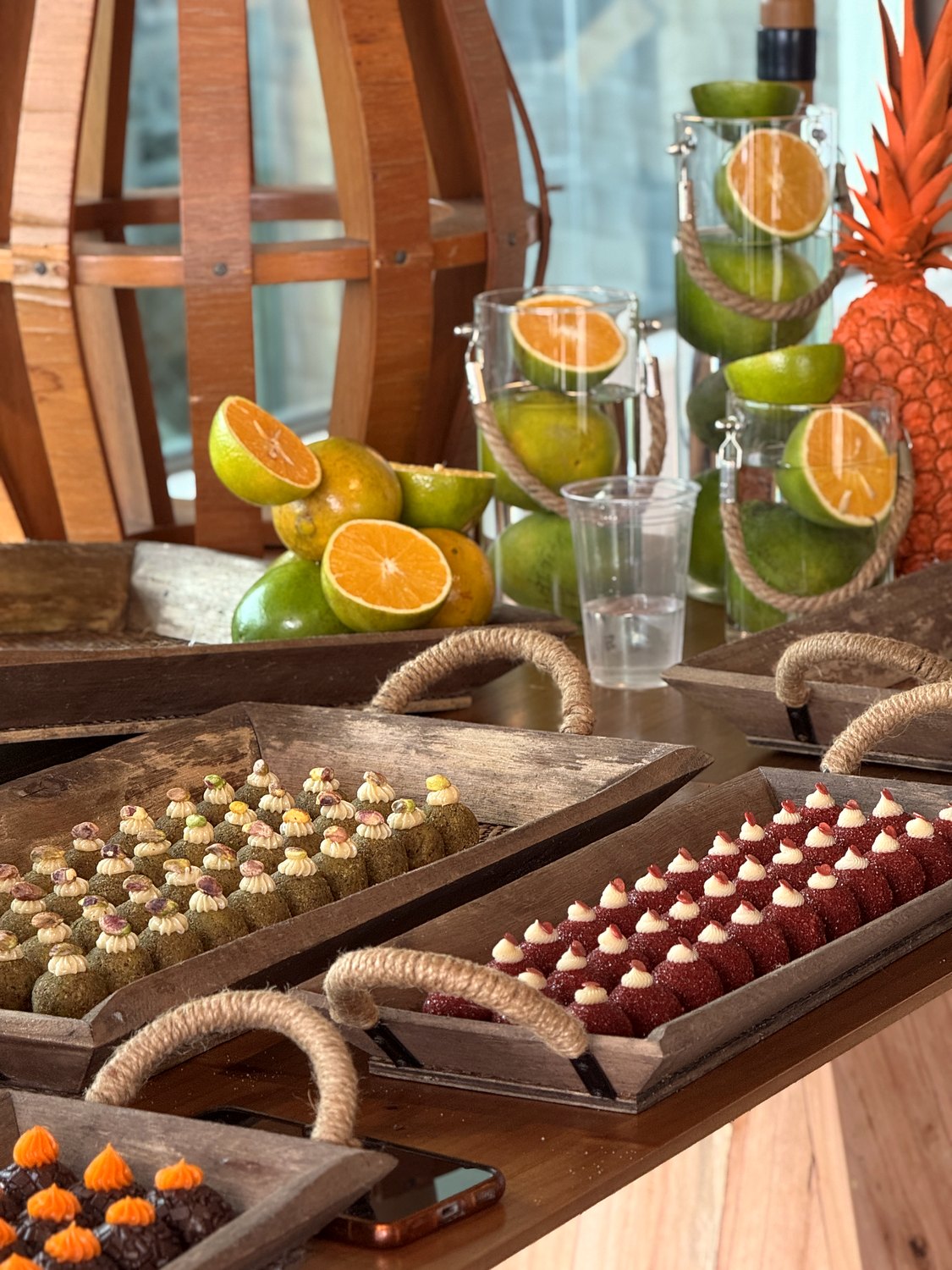 Detalhe da mesa tropical com laranjas e abacaxi