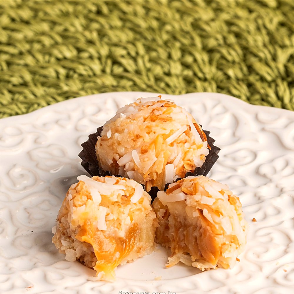 Brigadeiro de doce de leite cortado ao meio