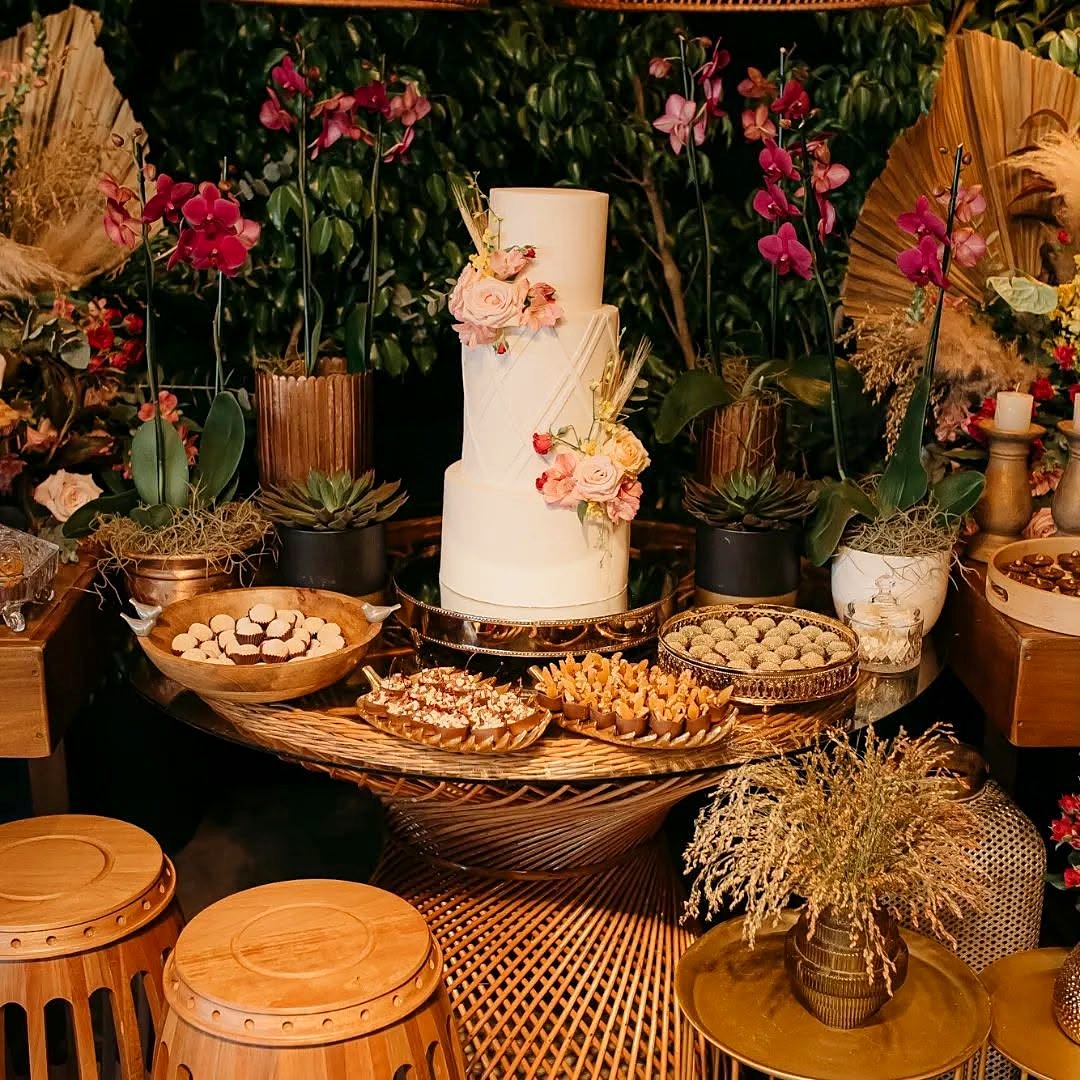Mesa do bolo com flores