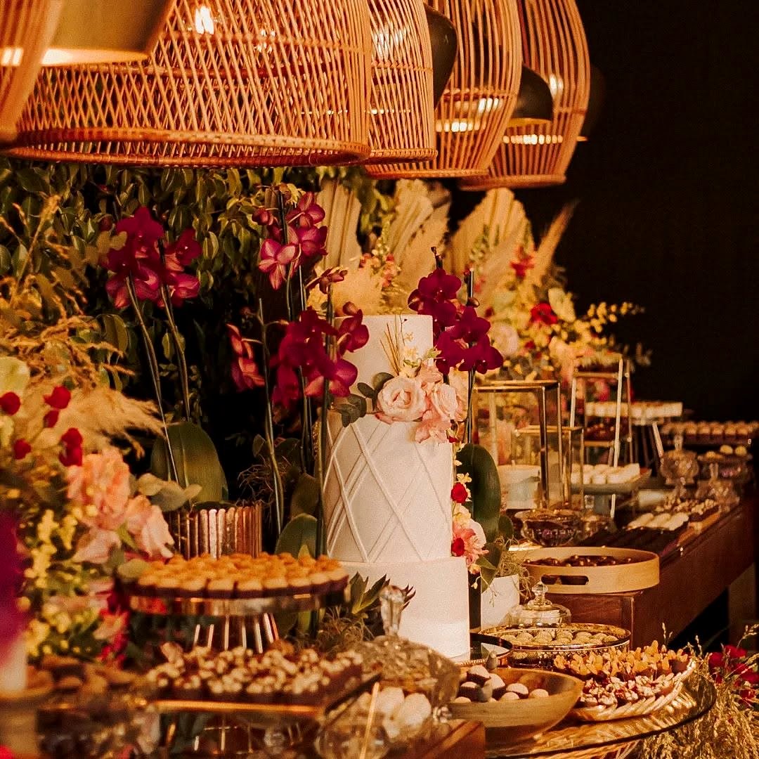 Bolo e doces entre orquídeas
