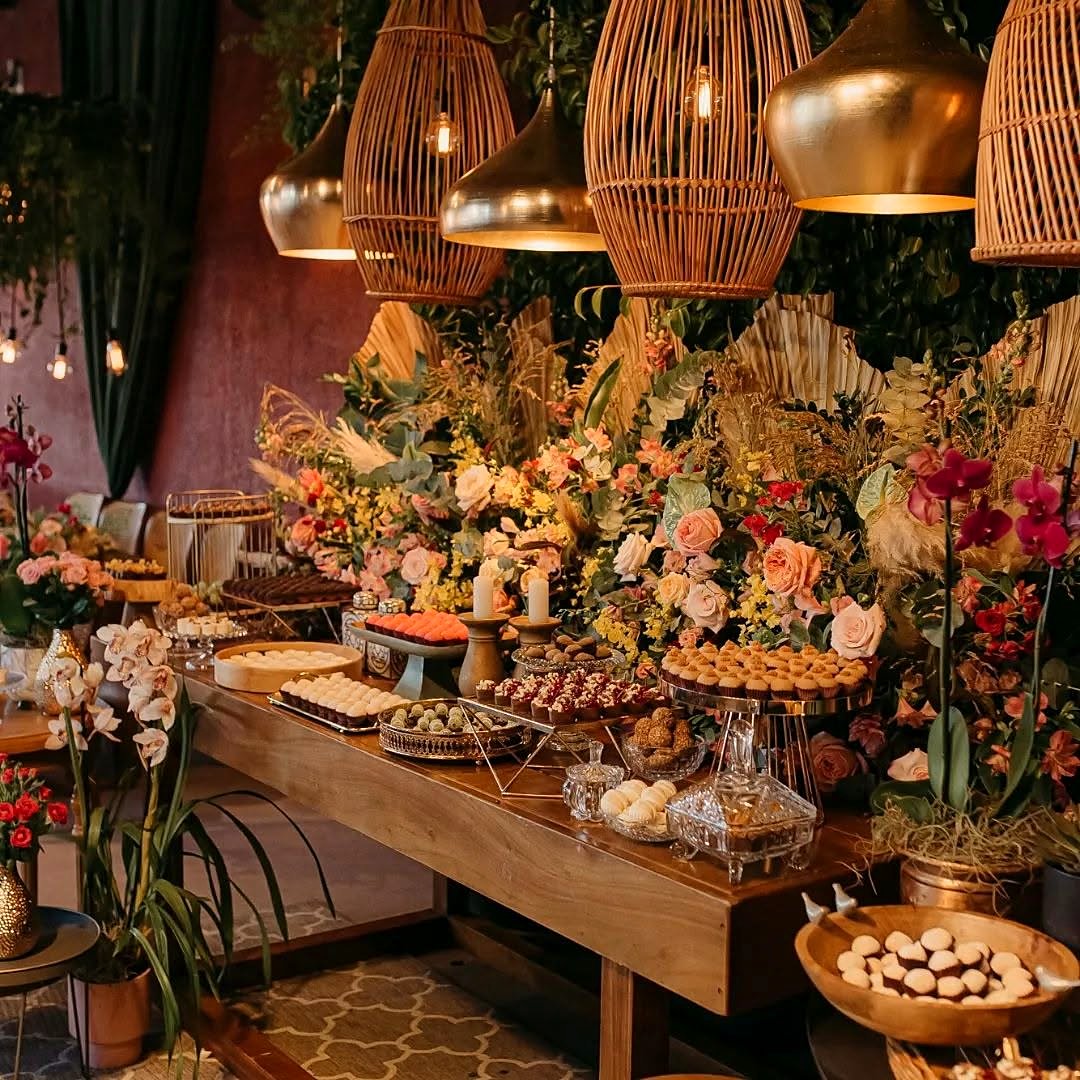 Mesa de doces sob lanternas de vime